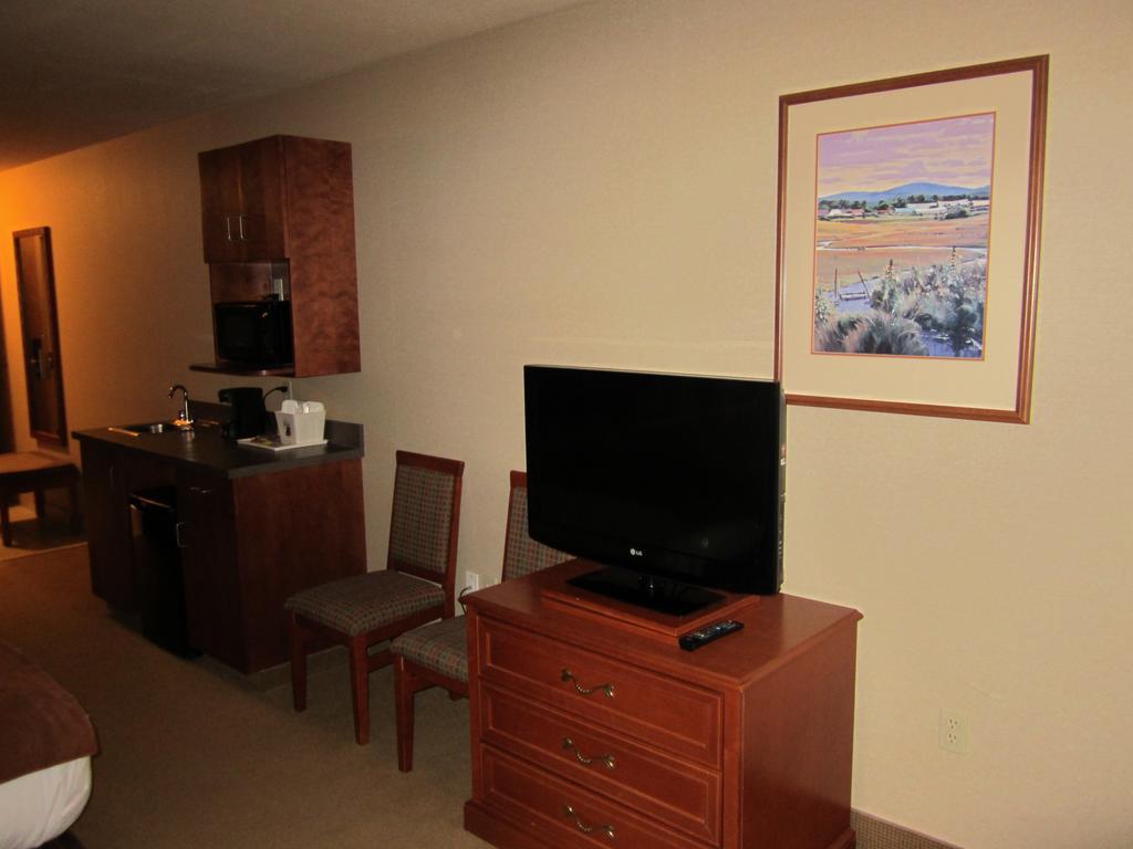 Super 8 By Wyndham Fort Nelson Bc Εξωτερικό φωτογραφία
