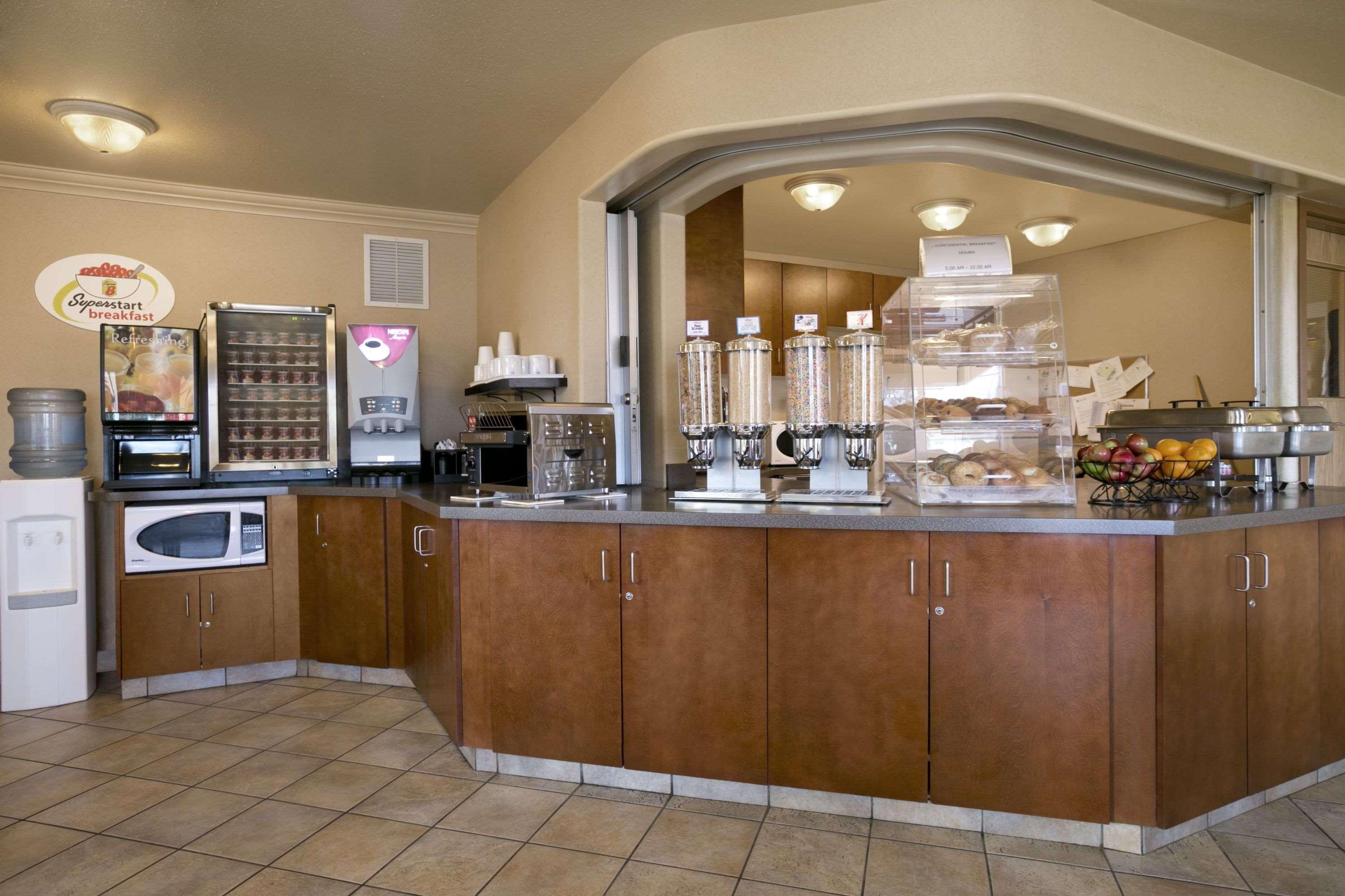 Super 8 By Wyndham Fort Nelson Bc Εξωτερικό φωτογραφία