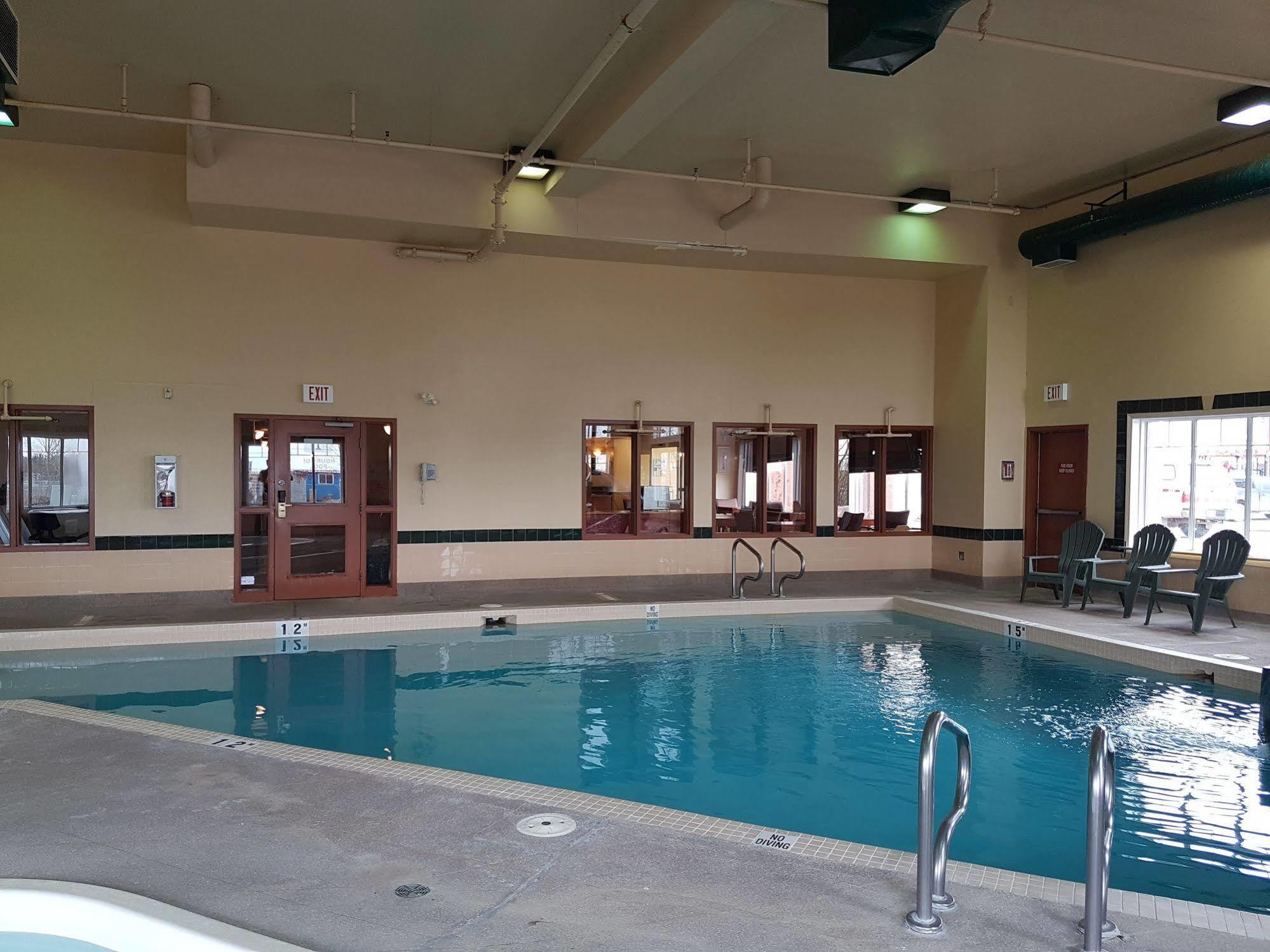 Super 8 By Wyndham Fort Nelson Bc Εξωτερικό φωτογραφία