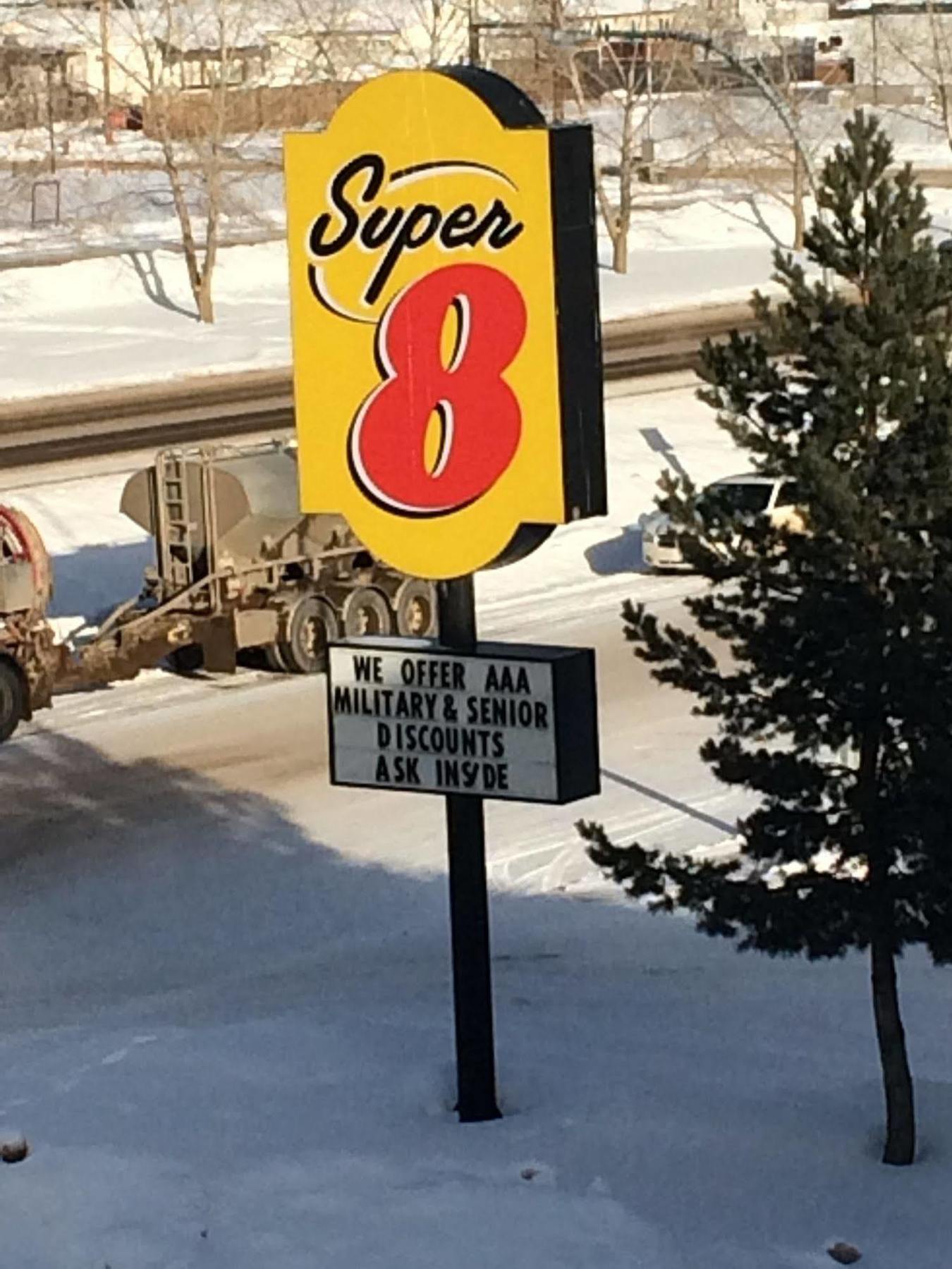 Super 8 By Wyndham Fort Nelson Bc Εξωτερικό φωτογραφία